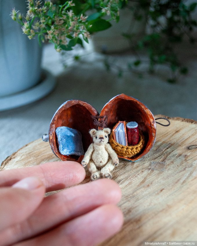 Медвежонок в домике из грецкого орешка (фото 6)