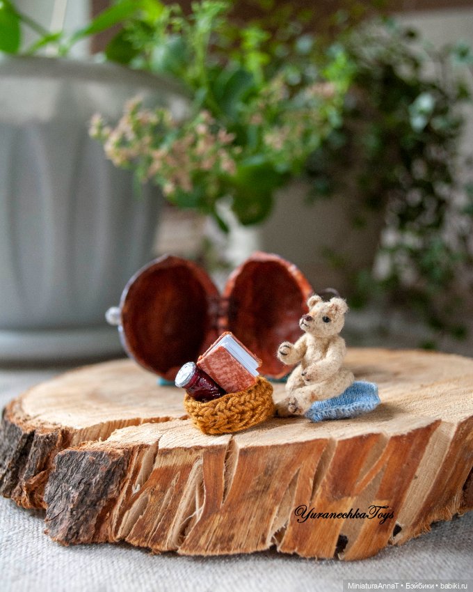 Медвежонок в домике из грецкого орешка (фото 7)