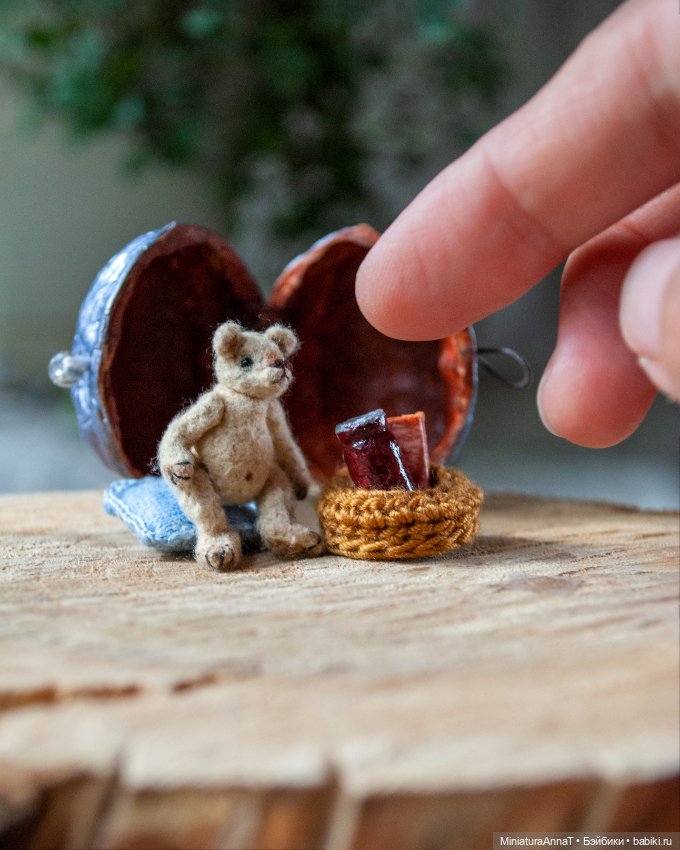 Медвежонок в домике из грецкого орешка