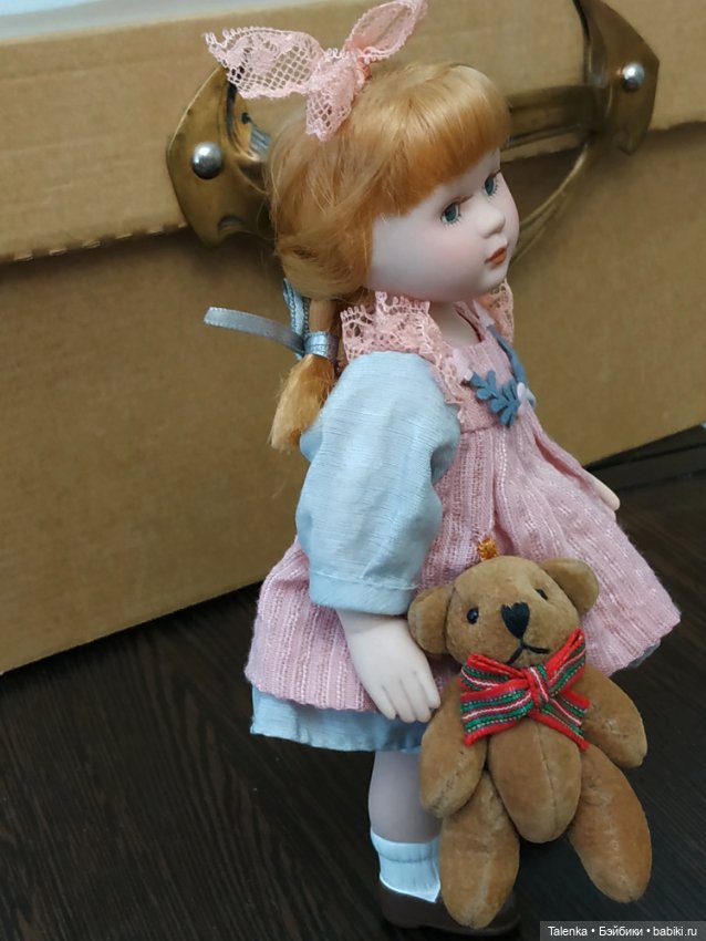 Фарфоровая кукла с мишкой (фото 3)