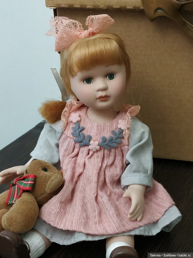 Фарфоровая кукла с мишкой (фото 8)