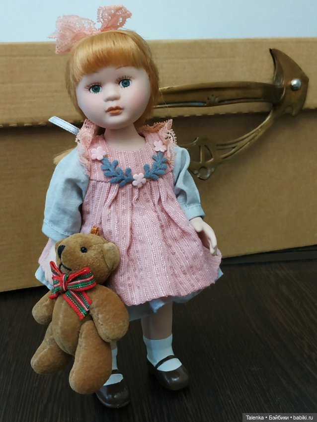 Фарфоровая кукла с мишкой (фото 2)
