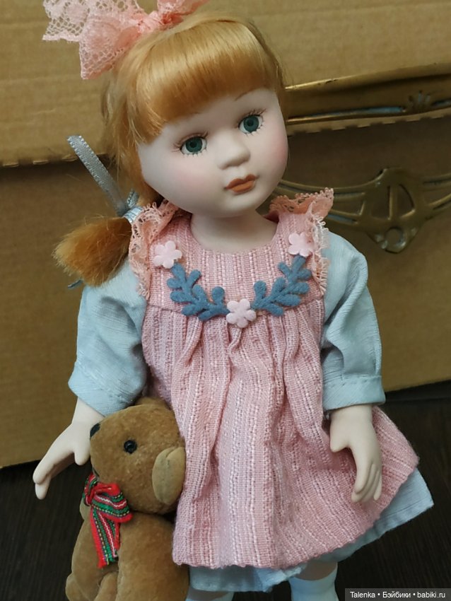 Фарфоровая кукла с мишкой