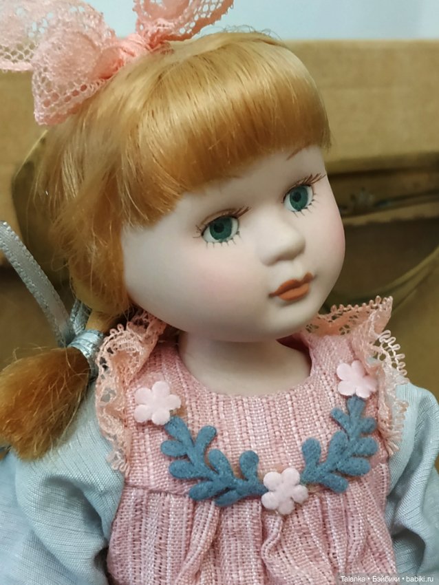 Фарфоровая кукла с мишкой (фото 6)