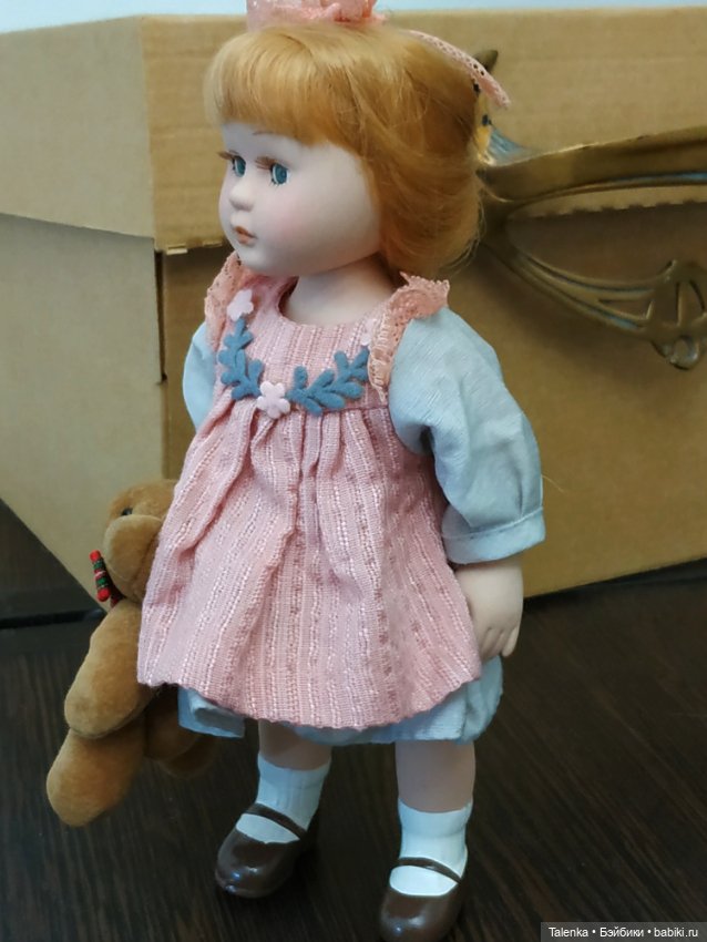 Фарфоровая кукла с мишкой (фото 5)