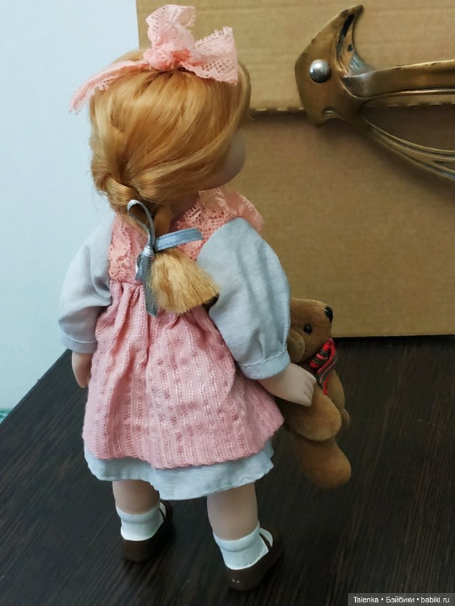 Фарфоровая кукла с мишкой (фото 4)