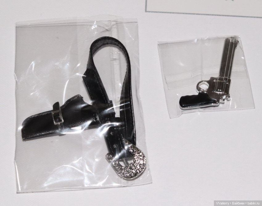 Кобура и пистолет от After Dark Bellamy