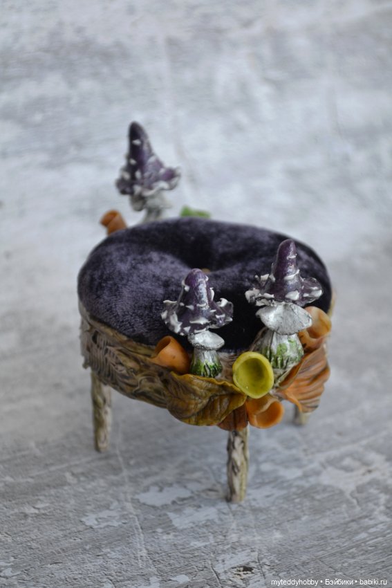 Пуфик, стул, оттоманка мухоморы фиалетовая