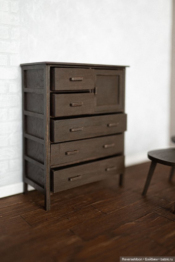 Деревянный комод с ящиками для кукол 1:6 (фото 6)