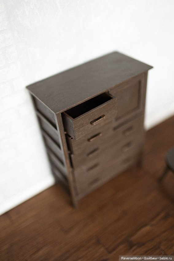 Деревянный комод с ящиками для кукол 1:6 (фото 7)