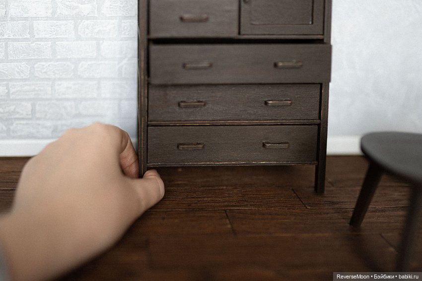 Деревянный комод с ящиками для кукол 1:6 (фото 3)