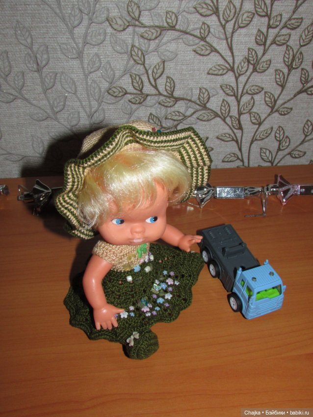 Авторский вязаный наряд\комплект с шляпой "Цветочная Фея-2" на кукол ГДР Кисс Ми \ Kiss Me (фото 8)
