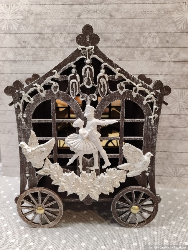 Домик-витрина на колёсах для миниатюрных куколок