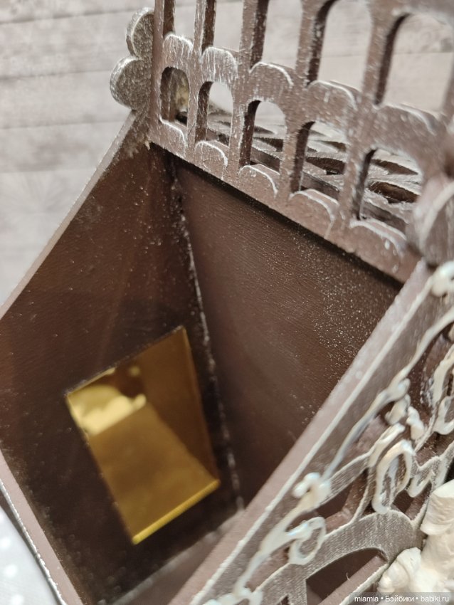 Домик-витрина на колёсах для миниатюрных куколок (фото 3)