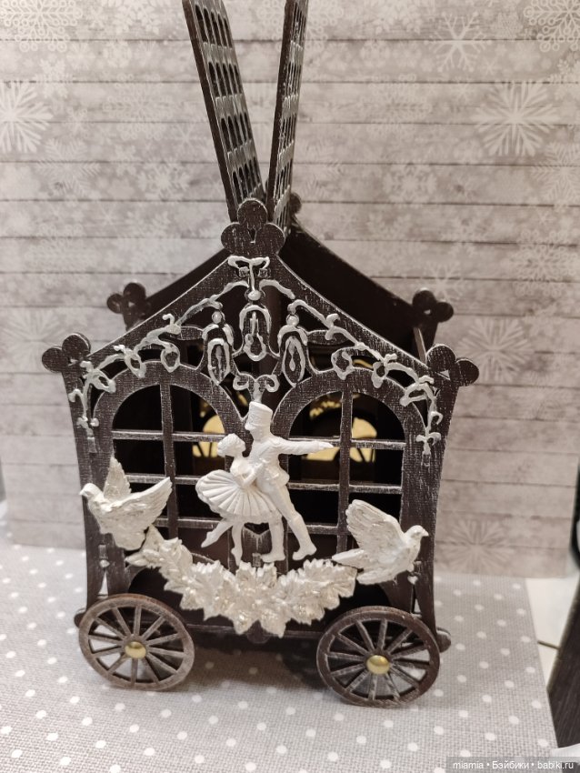 Домик-витрина на колёсах для миниатюрных куколок (фото 2)