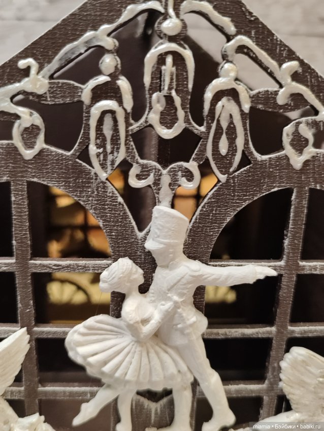 Домик-витрина на колёсах для миниатюрных куколок (фото 4)