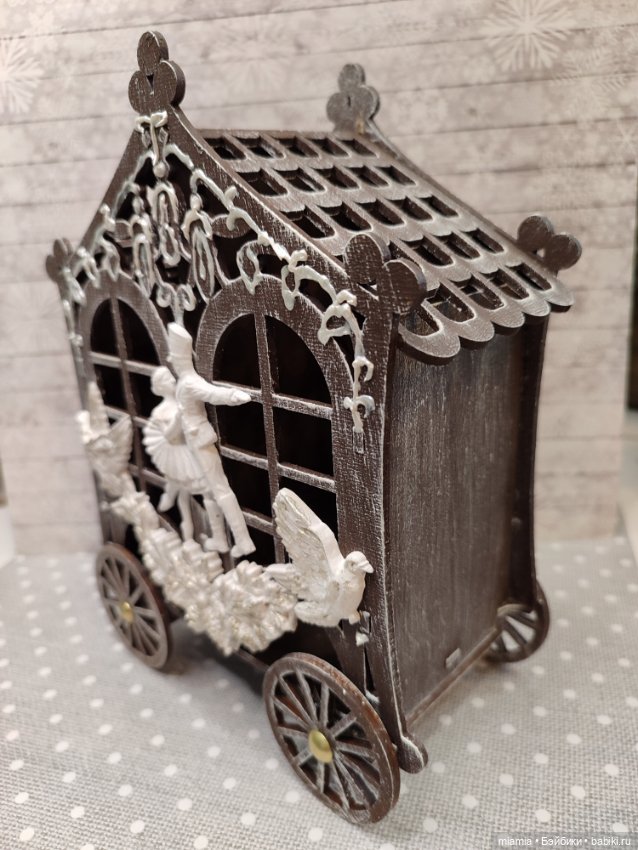 Домик-витрина на колёсах для миниатюрных куколок (фото 7)