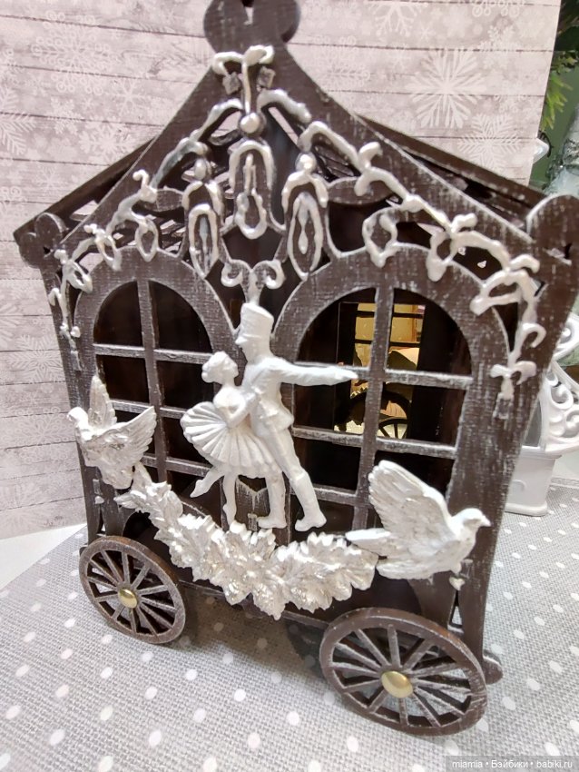 Домик-витрина на колёсах для миниатюрных куколок (фото 5)