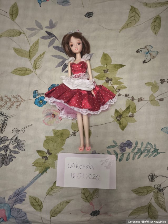 Соня Роуз в платье в горошек (фото 2)