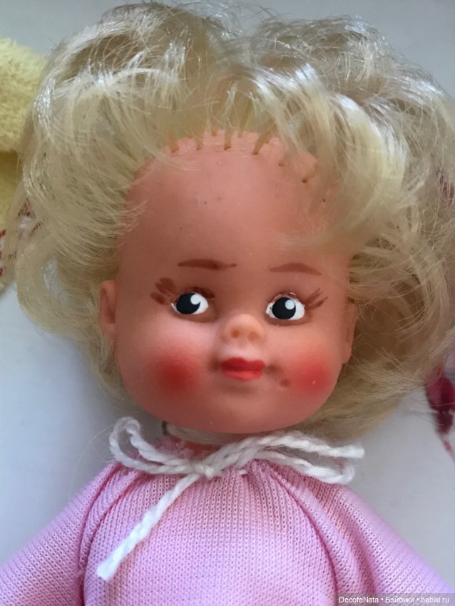 Куколка ARI с наборами одежды (фото 3)