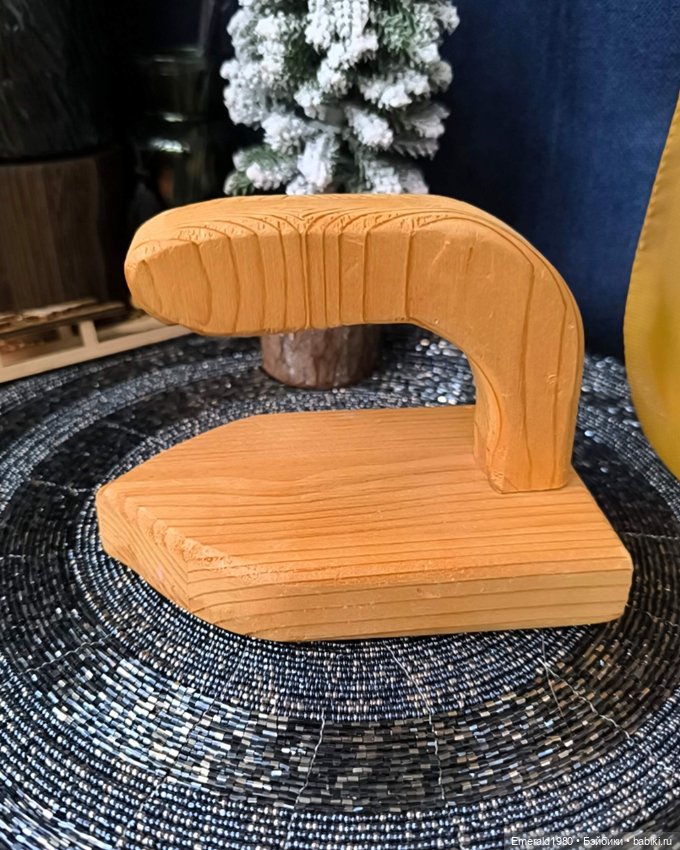 Деревянный винтажный утюг