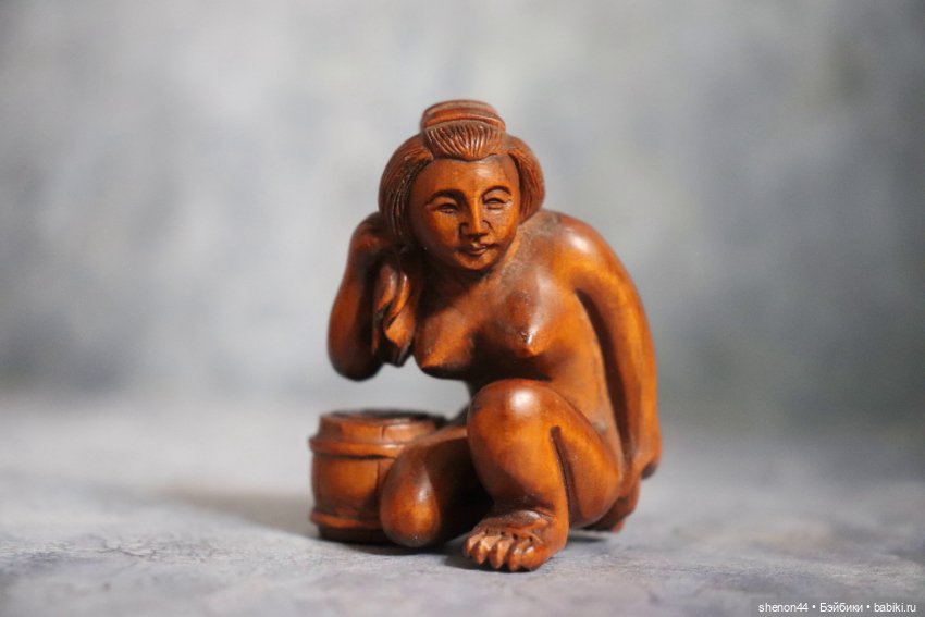 Нэцкэ "Купающаяся девушка"