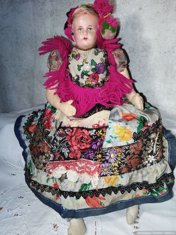 Старинная , антикварная кукла в венгерской ( мадьярской ) одежде