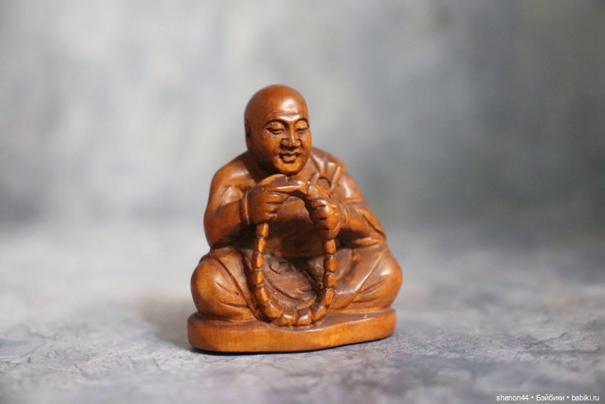 Нэцкэ "Монах с четками" — Статуэтки