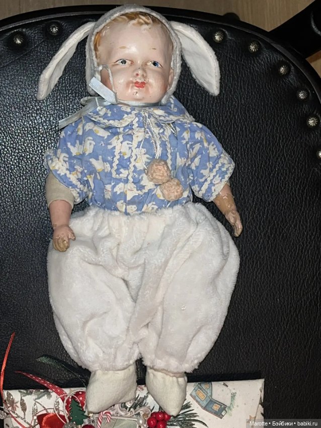 Антикварный малыш в костюмчике зайчика