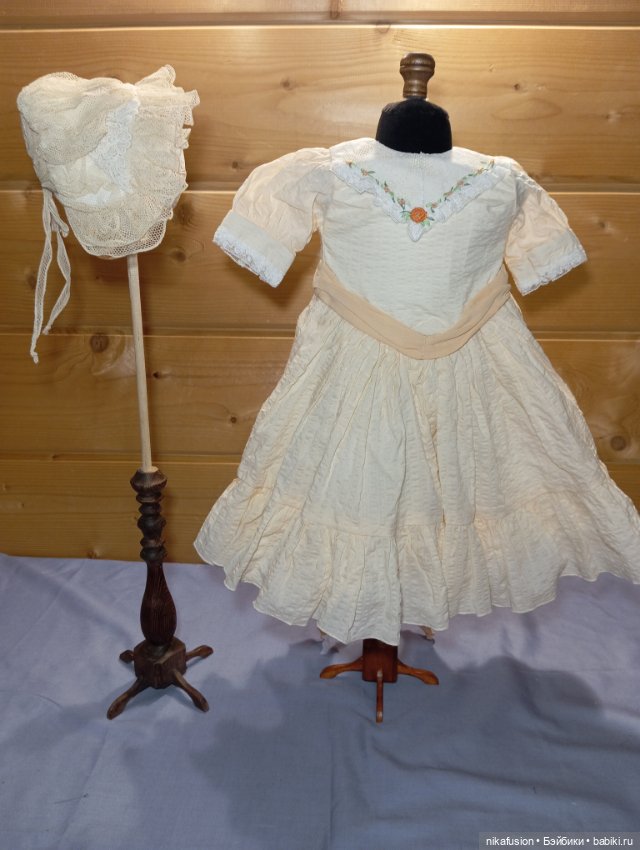 Платье и чепчик на антикварную, винтажную куклу или реплику