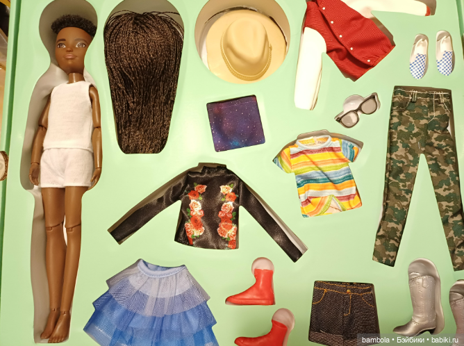 Набор Creatable World с темнокожей куклой (фото 3)