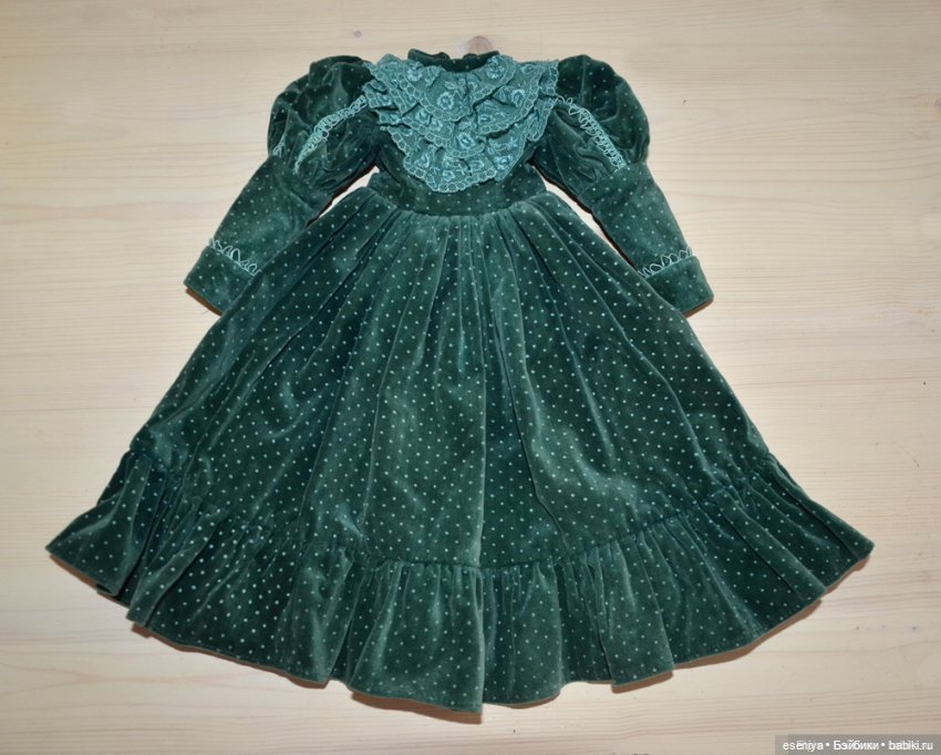 Бархатное платье и капор в винтажном стиле