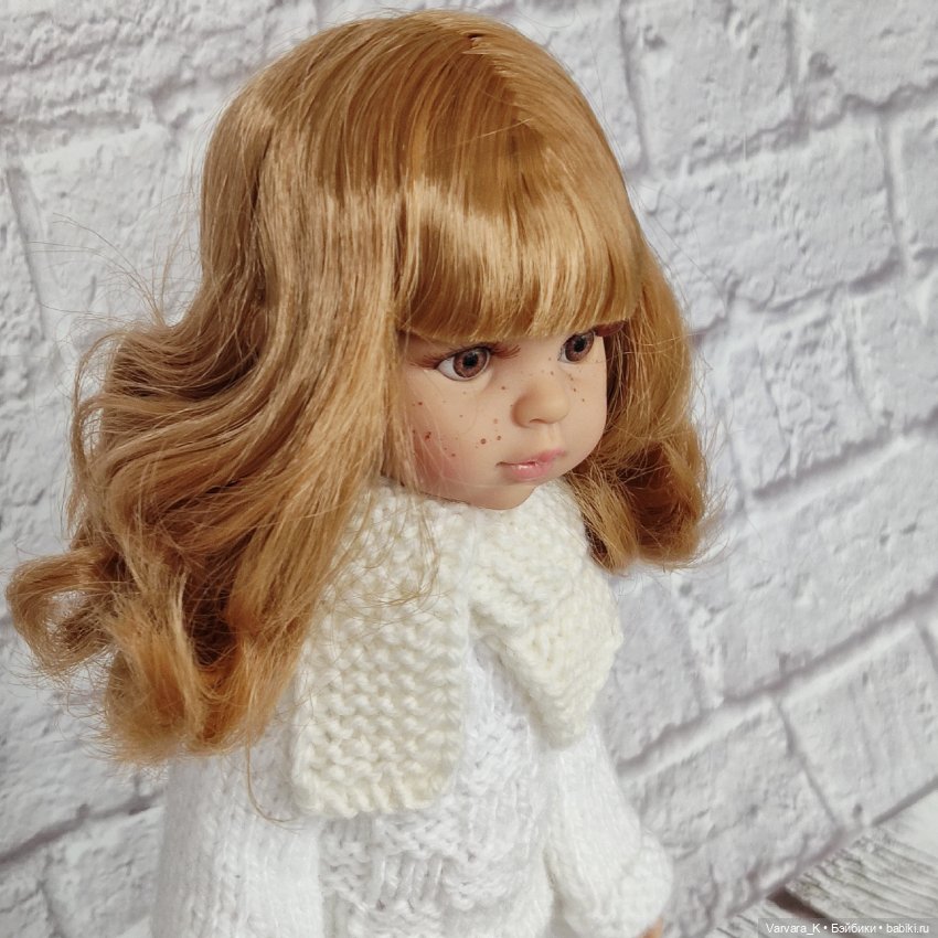 Paola Reina Даша с челкой, в белом комплекте, 32 см (фото 8)