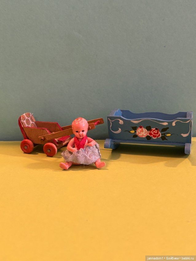 Пупсик Hertwig 5 см с коляской и кроваткой