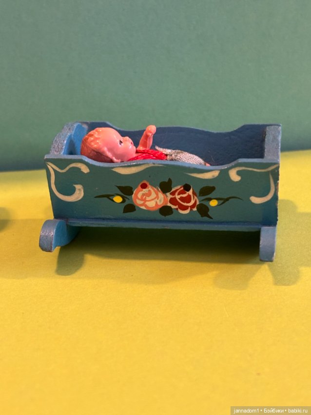 Пупсик Hertwig 5 см с коляской и кроваткой (фото 8)