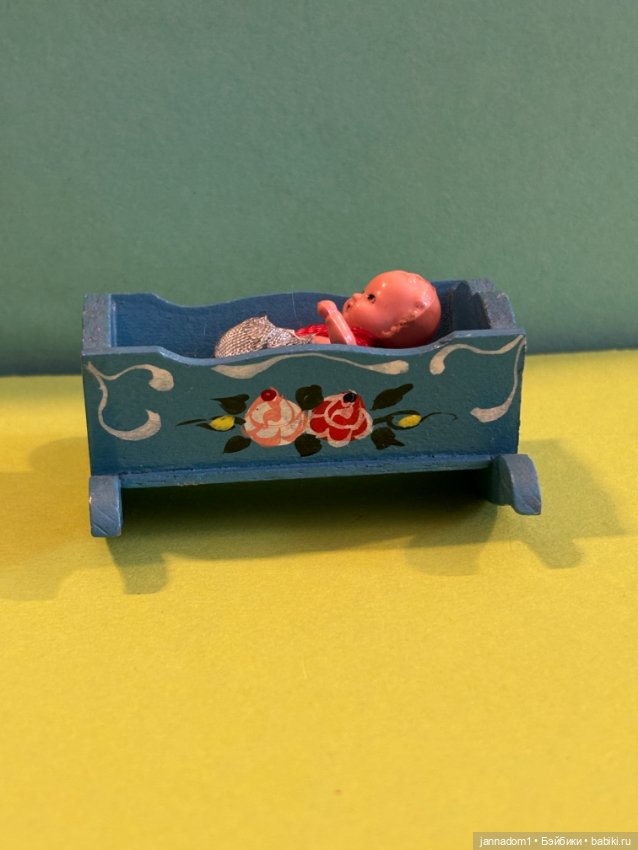 Пупсик Hertwig 5 см с коляской и кроваткой (фото 10)