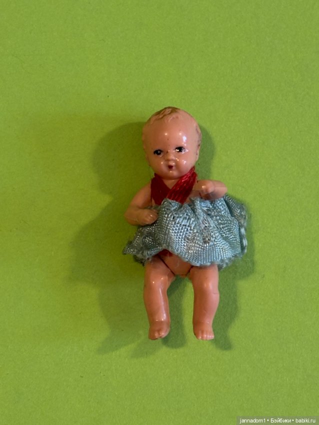 Пупсик Hertwig 5 см с коляской и кроваткой