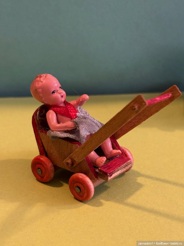 Пупсик Hertwig 5 см с коляской и кроваткой (фото 4)