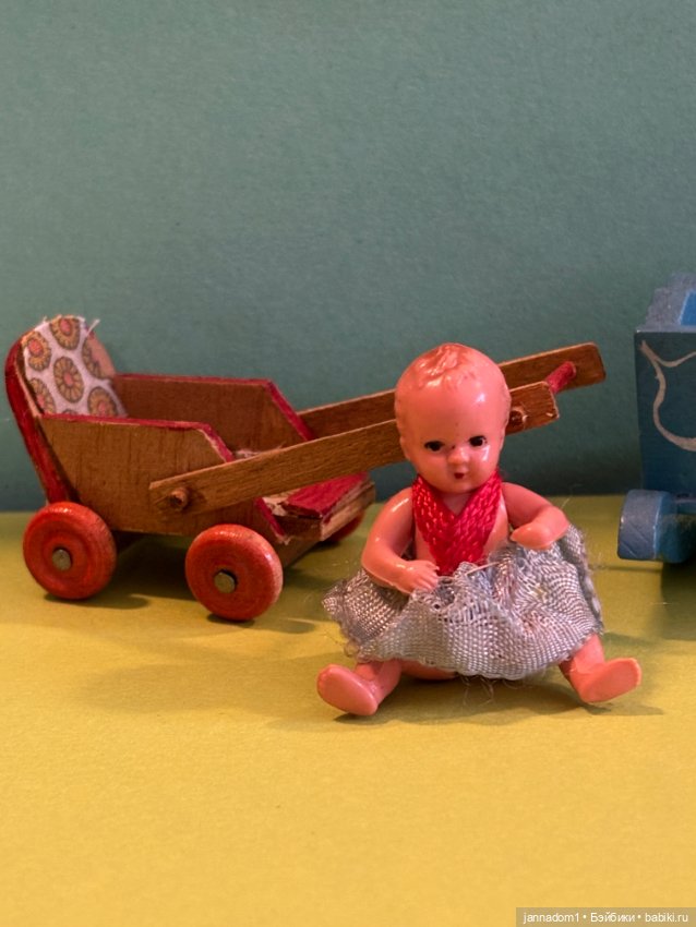 Пупсик Hertwig 5 см с коляской и кроваткой (фото 2)