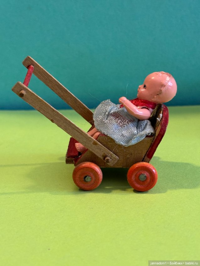 Пупсик Hertwig 5 см с коляской и кроваткой (фото 6)