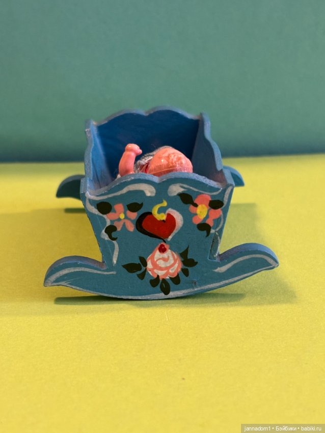 Пупсик Hertwig 5 см с коляской и кроваткой (фото 9)