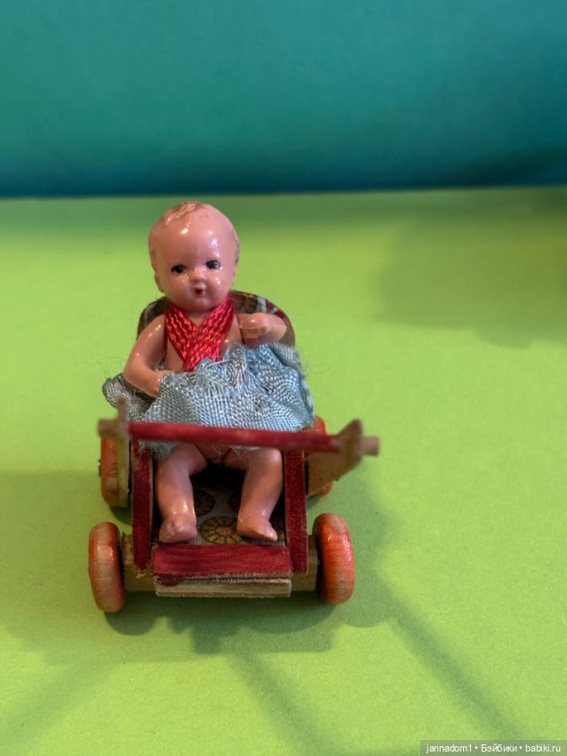Пупсик Hertwig 5 см с коляской и кроваткой (фото 5)