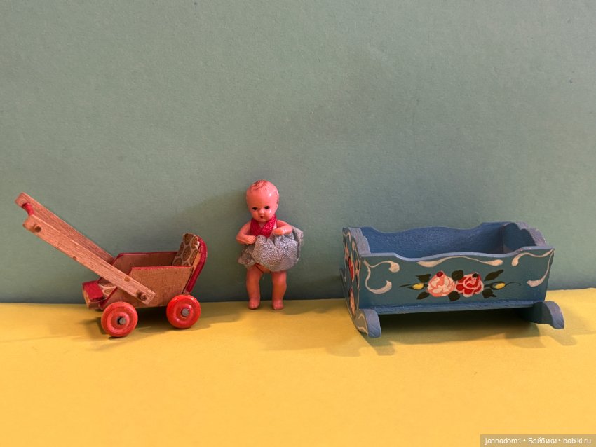 Пупсик Hertwig 5 см с коляской и кроваткой