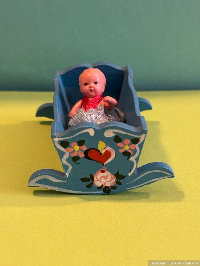 Пупсик Hertwig 5 см с коляской и кроваткой (фото 7)