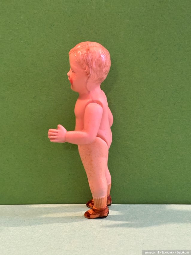 Целлулоидная куколка Minerva с рельефными волосами, высота 7 см (фото 4)