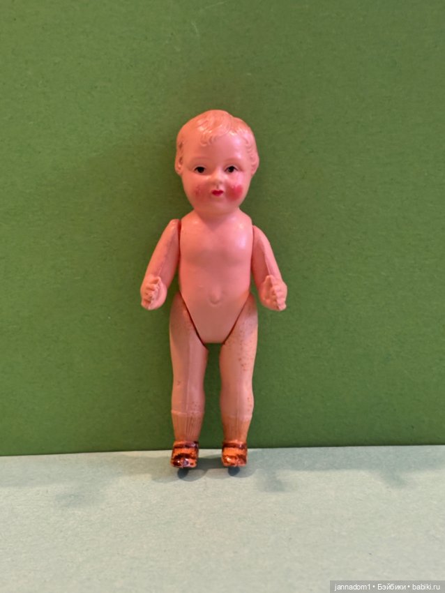 Целлулоидная куколка Minerva с рельефными волосами, высота 7 см
