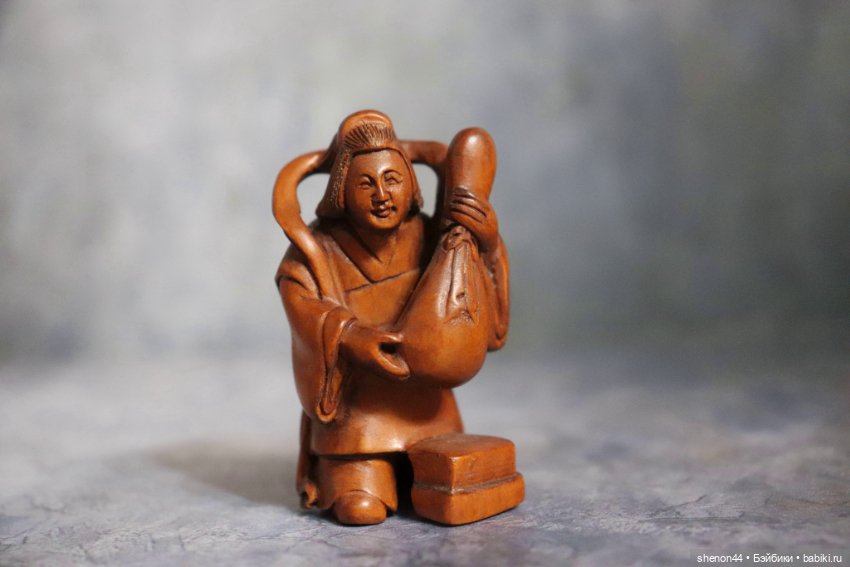 Нэцкэ "Бэндзайтэн" (или Бэнтэн) — богиня удачи