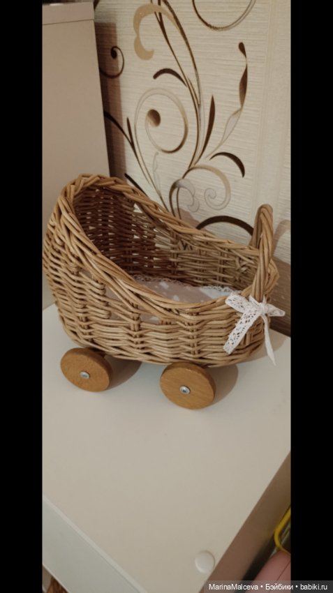 Коляска плетёная для кукол (фото 3)