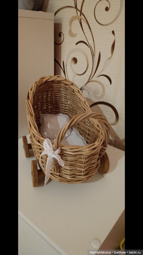 Коляска плетёная для кукол