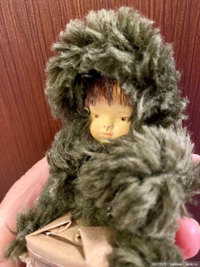 Ёлочная игрушка малыш в шубке (фото 6)